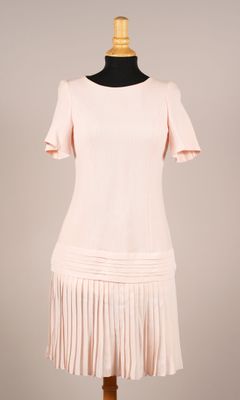 une robe rose sur un mannequin, un mannequin, un mannequin, un mannequin, un mannequin, un mannequin, un mannequin, un mannequin, un mannequin