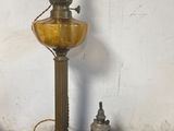 une lampe posée sur une table à côté d'une bouteille