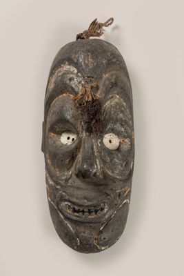 une image d'un masque en bois sur fond blanc