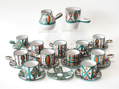 de nombreuses tasses et soucoupes posées sur une table