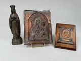 trois œuvres d'art, à savoir une statue, un livre et un cadre photo