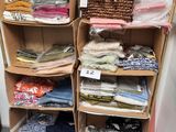 un chariot sur lequel sont disposés de nombreux types de vêtements différents