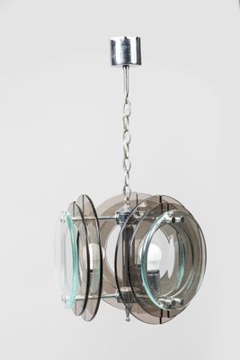 une lampe suspendue au plafond