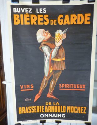 affiche représentant un homme tenant un verre de bière devant une armoire en bois