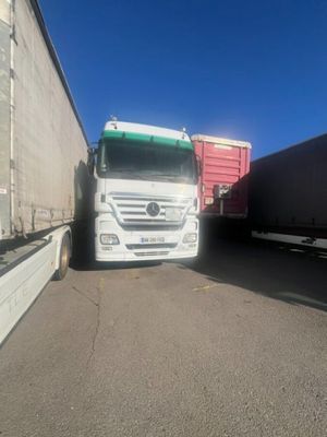 deux semi-remorques garées l'une à côté de l'autre sur un parking