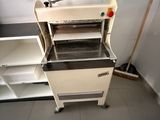 une machine qui se trouve dans le coin d'une pièce
