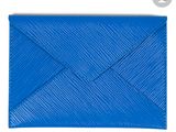 un porte-cartes en cuir bleu orné d'un motif en diagonale sur le devant