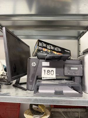 une imprimante et un écran posés sur une étagère dans un magasin