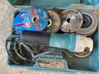une boîte bleue contenant tout un tas d'outils