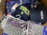 un carton rempli de vêtements et d'autres objets
