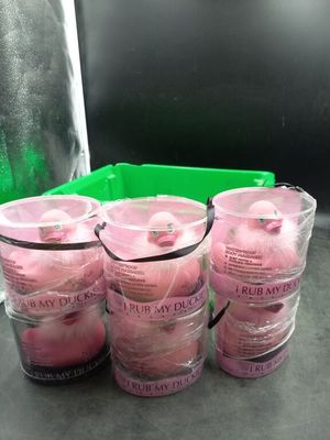 Six gobelets en plastique roses sont alignés sur un comptoir