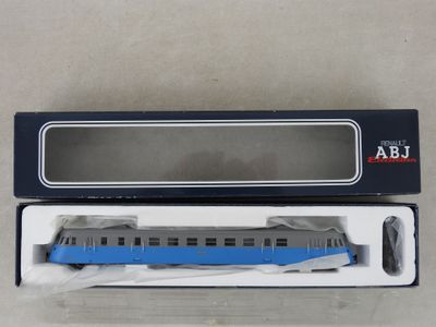 une image représentant un wagon bleu et gris dans une boîte