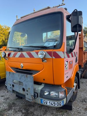 un camion orange garé à côté d'un camion jaune