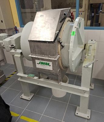 a machine that is sitting on the floor in a room