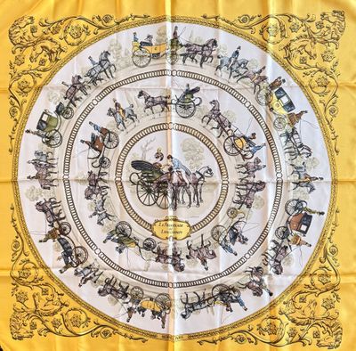 foulard carré en soie jaune orné de chevaux et de calèches