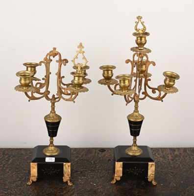 paire de candélabres anciens en laiton avec des socles en marbre noir