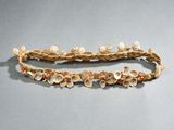 un gros plan d'un bracelet orné de coquillages