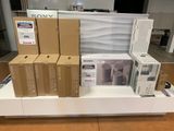 plusieurs boîtes d'appareils électroniques sur une étagère dans un magasin
