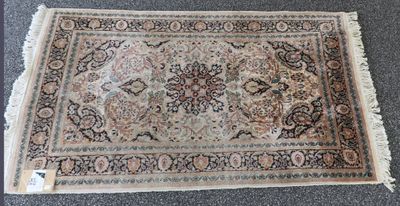 un gros plan d'un tapis posé sur une moquette, avec un chat dessus