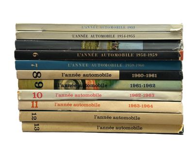 plusieurs livres empilés sur une table