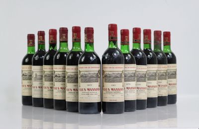 six bouteilles de vin sont alignées sur une table