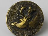 un bouton ancien en laiton orné d'une tête de cerf et d'une antilope