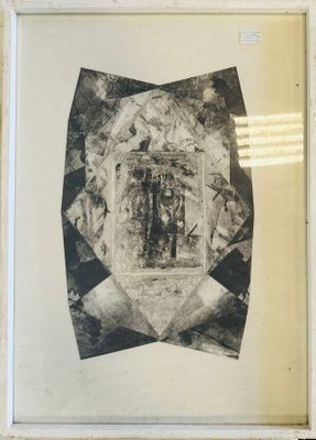 une photo en noir et blanc représentant un tableau dans un cadre