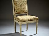 un fauteuil rembourré dont l'assise et le dossier sont recouverts d'un tissu à motifs floraux