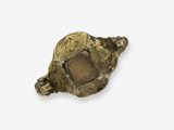 une image représentant une petite tortue en bronze avec une pierre dans sa carapace