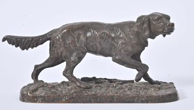 statue en bronze représentant un chien courant sur un rocher, sur fond blanc