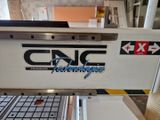 une machine CNC qui usine une pièce métallique