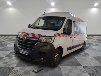 l'image d'une camionnette blanche garée dans un garage