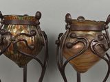 deux vases posés sur un socle
