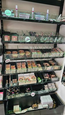 un présentoir présentant différents types de produits cosmétiques dans un magasin