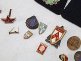 a lot of pins that are laying on a table