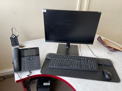 un bureau sur lequel se trouvent un clavier, une souris et un écran