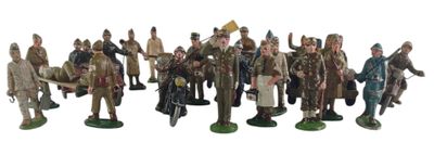 de nombreuses figurines alignées les unes à côté des autres