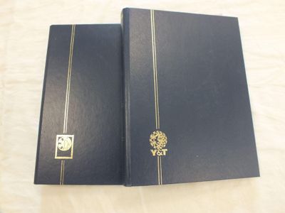 un livre noir avec des bordures dorées et une couverture noire