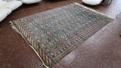 un grand tapis sur le sol d'un salon