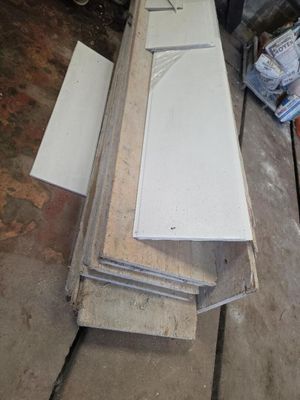 plusieurs pièces de bois sont empilées dans un garage