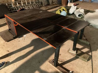 une table en cours de fabrication dans un garage