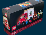 une boîte de Lego posée sur une table