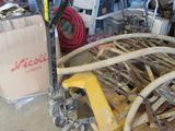 une photo d'un tas de bric-à-brac dans un garage