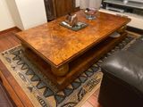 une table basse sur laquelle est posé un plateau, dans un salon