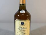 une bouteille de vin posée sur une table