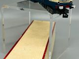 un train miniature posé sur une boîte