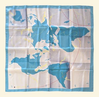 carte du monde imprimée sur un mouchoir bleu et blanc
