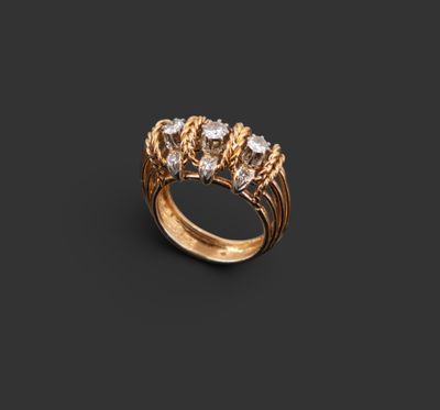 un gros plan d'une bague en or sertie de trois diamants sur fond noir