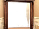 un grand miroir dans le coin d'une pièce