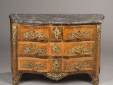 une commode ancienne avec un plateau en marbre et des détails dorés